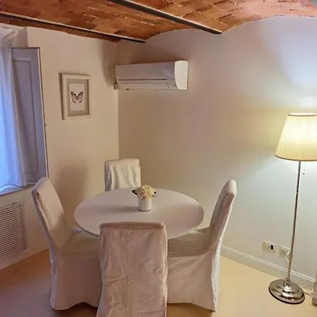 Cozy & Charming Florentine Hideaway *