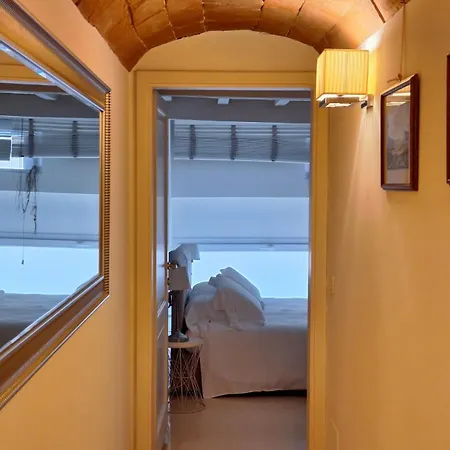 Cozy & Charming Florentine Hideaway Апартаменты *