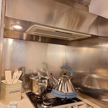 Cozy & Charming Florentine Hideaway