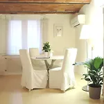 Cozy & Charming Florentine Hideaway