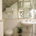 Cozy & Charming Florentine Hideaway