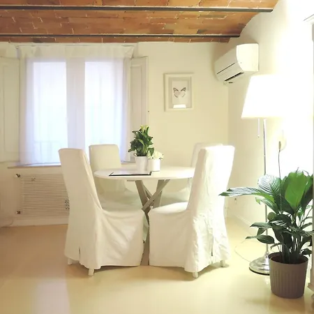 Cozy & Charming Florentine Hideaway