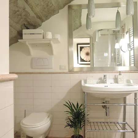 Cozy & Charming Florentine Hideaway