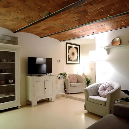 Cozy & Charming Florentine Hideaway Apartment *